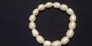 Náramek z přírodních perel na gumičce