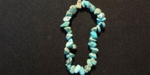 Náramek z tromlovaného tyrkysu na gumičce