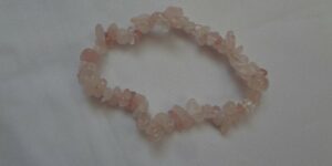 Náramek z tromlovaného přírodního růženínu na gumičce