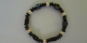 Náramek z magnetického hematitu na gumičce