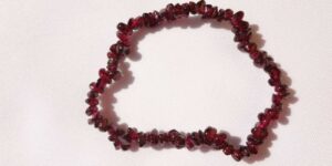 Náramek z tromlovaných almandinů na gumičce