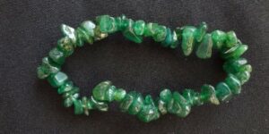 Náramek z tromlovaného přírodního avanturinu na gumičce