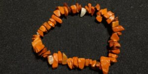 Náramek z tromlovaného jaspisu na gumičce