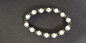 Náramek z magnetického hematitu na gumičce