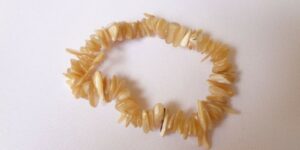 Náramek z tromlované perleti na gumičce - béžový