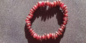 Náramek z tromlovaných almandinů na gumičce