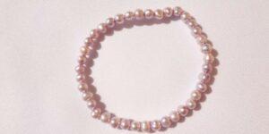 Náramek z přírodních perel na gumičce