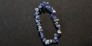 Náramek z tromlovaného lapis lazuli na gumičce