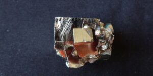 Krystal pyritu ( kostka - srostlice ), Španělsko - Navajun