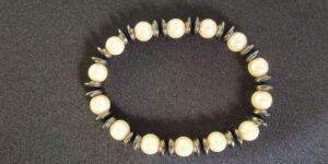 Náramek z magnetického hematitu na gumičce