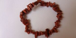 Náramek z tromlovaného syntetického zlatého avanturinu na gumičce