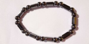 Náramek z magnetického hematitu na gumičce