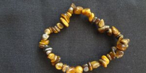 Náramek z tromlovaného přírodního tygřího oka na gumičce