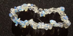 Náramek z tromlovaných syntetických měsíčních kamenů