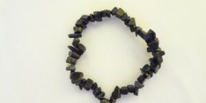 Náramek z tromlovaného syntetického modrého avanturinu na gumičce