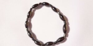 Náramek z magnetického hematitu na gumičce