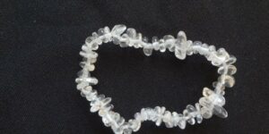 Náramek z tromlovaných křišťálů na gumičce