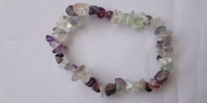 Náramek z tromlovaného fluoritu na gumičce