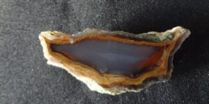 Červeno modrý chalcedon s mechem  - lom v Doubravicích