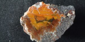 Hnědo černý achát s mechem  - lom v Doubravicích