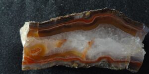 Červený achát s křišťálem - lom v Doubravicích