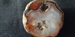 Červeno bílý achát s křišťálem a mechem - pole kolem lomu v Doubravicích