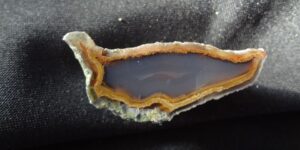 Červeno modrý chalcedon s mechem  - lom v Doubravicích