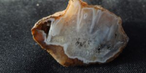 Bílý achát s křišťálem a mechem - pole kolem lomu v Doubravicích