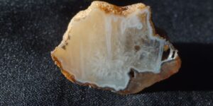 Bílý achát s křišťálem a mechem - pole kolem lomu v Doubravicích