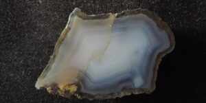 Modro bílý achát - lom Doubravice